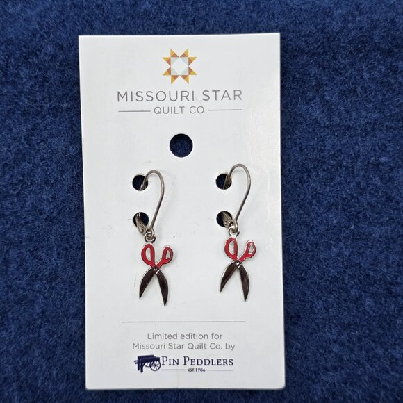 Missouri Star Quilt Earrings Red Sewing Shears Scissors Dangle Pin Peddlers NEW - Picture 1 of 4